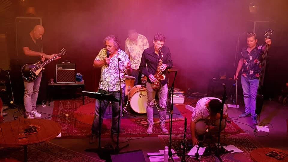 Optreden van de band Romheen met la Zona
