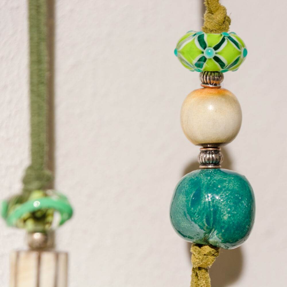 Ketting met groene kralen - close up