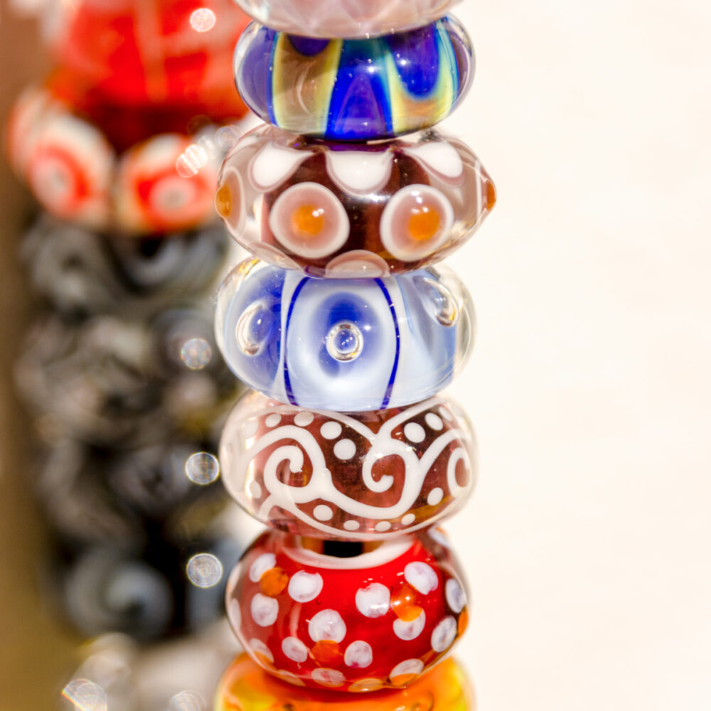 Rode en blauwe kralen met decoratie