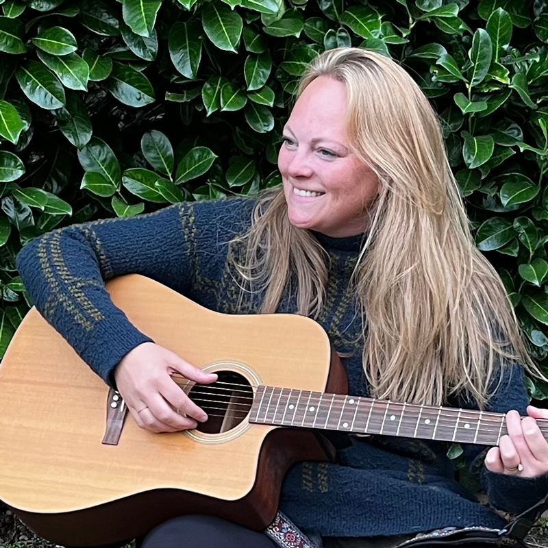 Ilke Reijnen met een gitaar