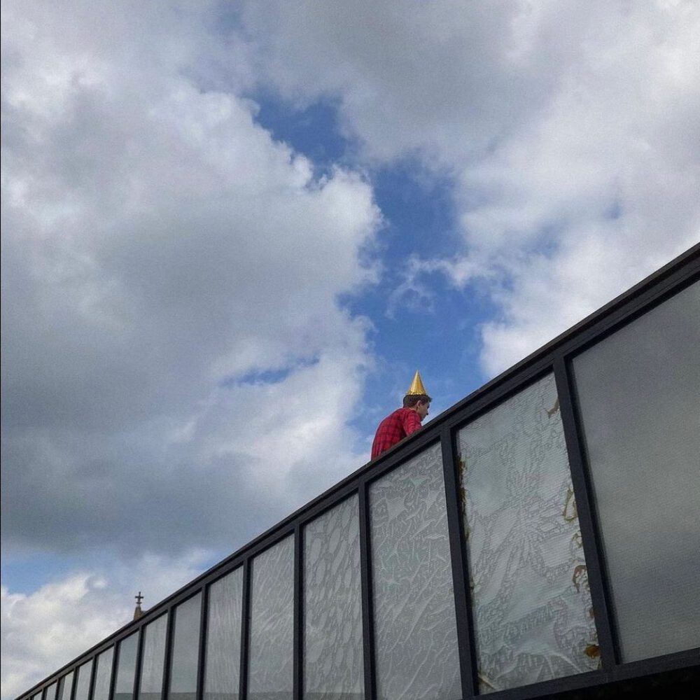 foto van een man op dak
