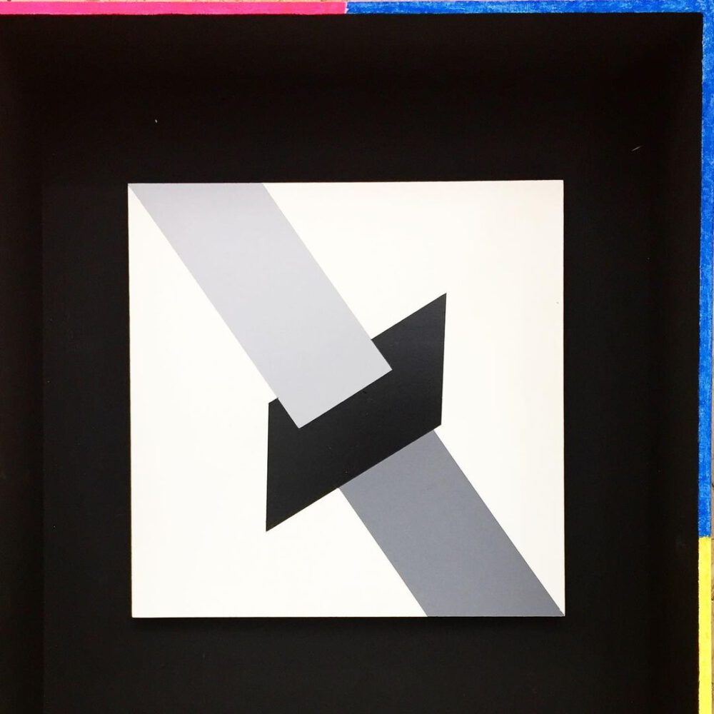 geometrisch kunstwerk in grijstonen
