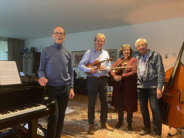 4 leden van Salon-ensemble l'Oiseau in een kamer met instrumenten