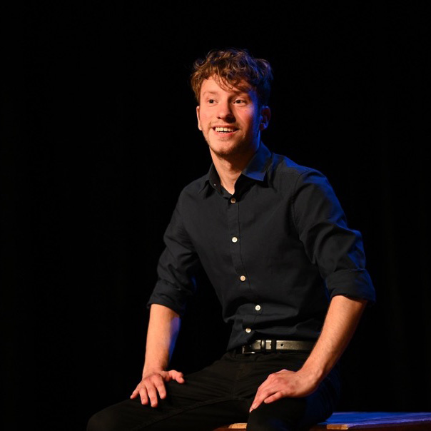 Floris-Molenaar zit op het podium