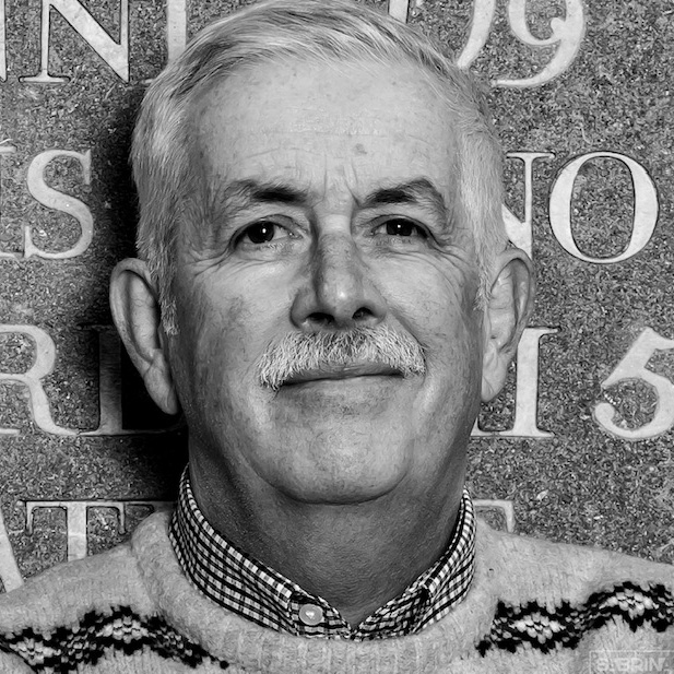 portret van Frans Brocatus voor een muur met letters