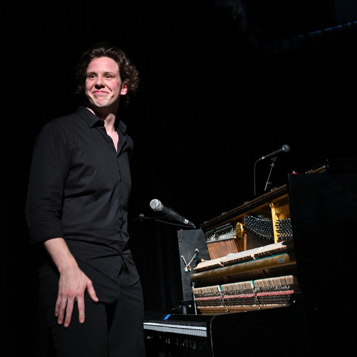 Noah Oelderik achter een piano