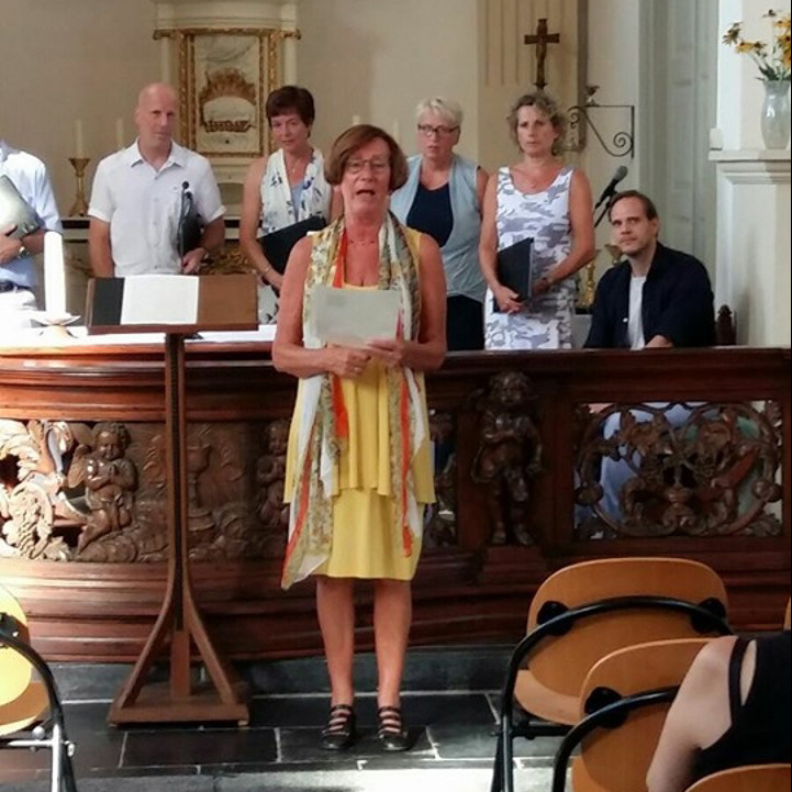 Adrie Hogenhorst in een kerk