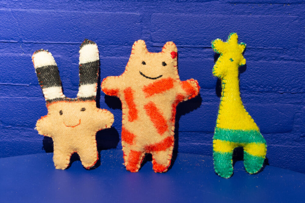3 knuffelbeestjes waaronder een giraffe gemaakt van oude dekens