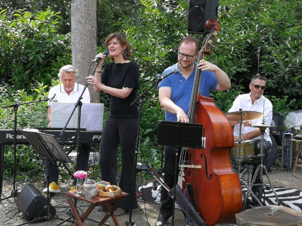 de muziekband jazzith treedt op in de open lucht