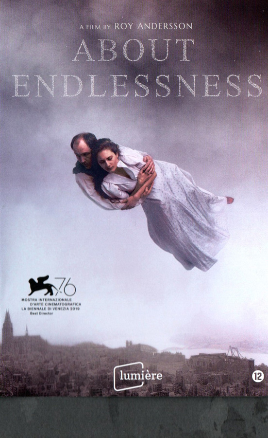 filmposter van About endlessness. Een man en vrouw zweven in de lucht boven een landschap