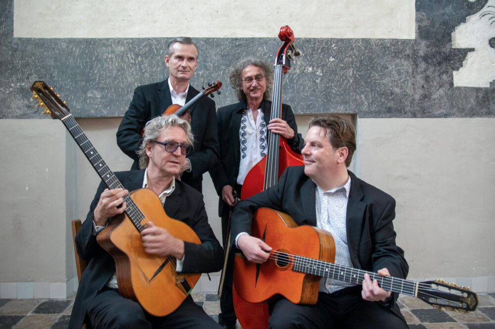 Gregor de Jong met een gitaar.
Jeroen Borghouts met een gitaar.
Hans de Vos met een contrabas.
Nathan Hol met een viool.