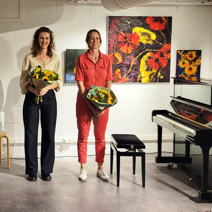 Marlies Bloemen en Ruth Elings houden bloemen vast