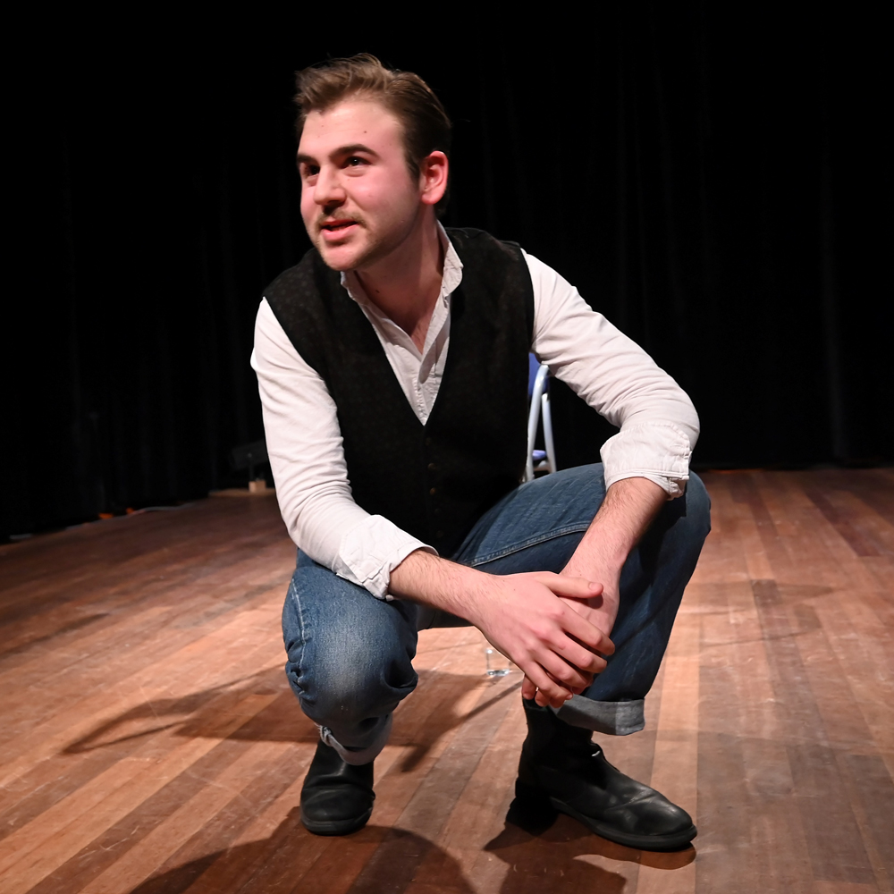 Teun Eljon zit gehurkt op een podium