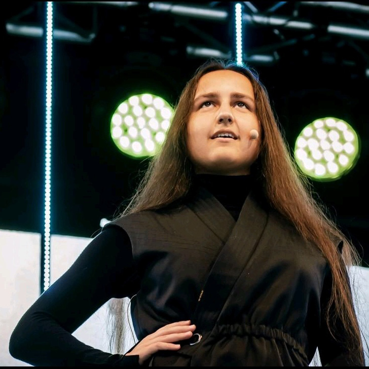 Devorah Yazvin op een podium