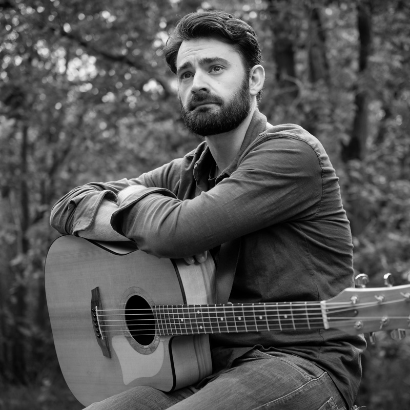 Stijn Charpentier met een gitaar