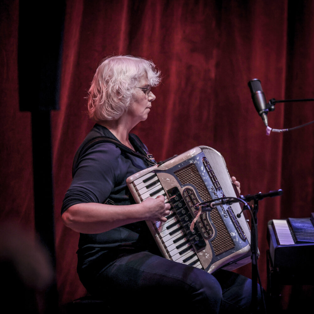 Anke Piersma met accordeon