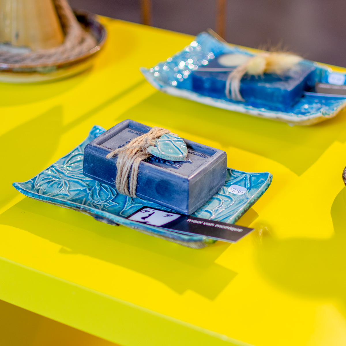 Blauw keramisch zeepbakje met een blauw zeepje