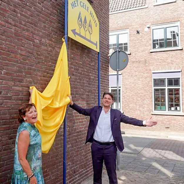 Paul Depla en Jos de Bond tijdens het onthullen van het bord van Het Gele Huis