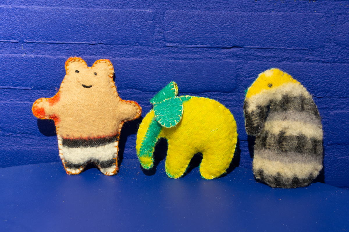 3 knuffelbeestjes waaronder een olifant en een pinguin gemaakt van oude dekens