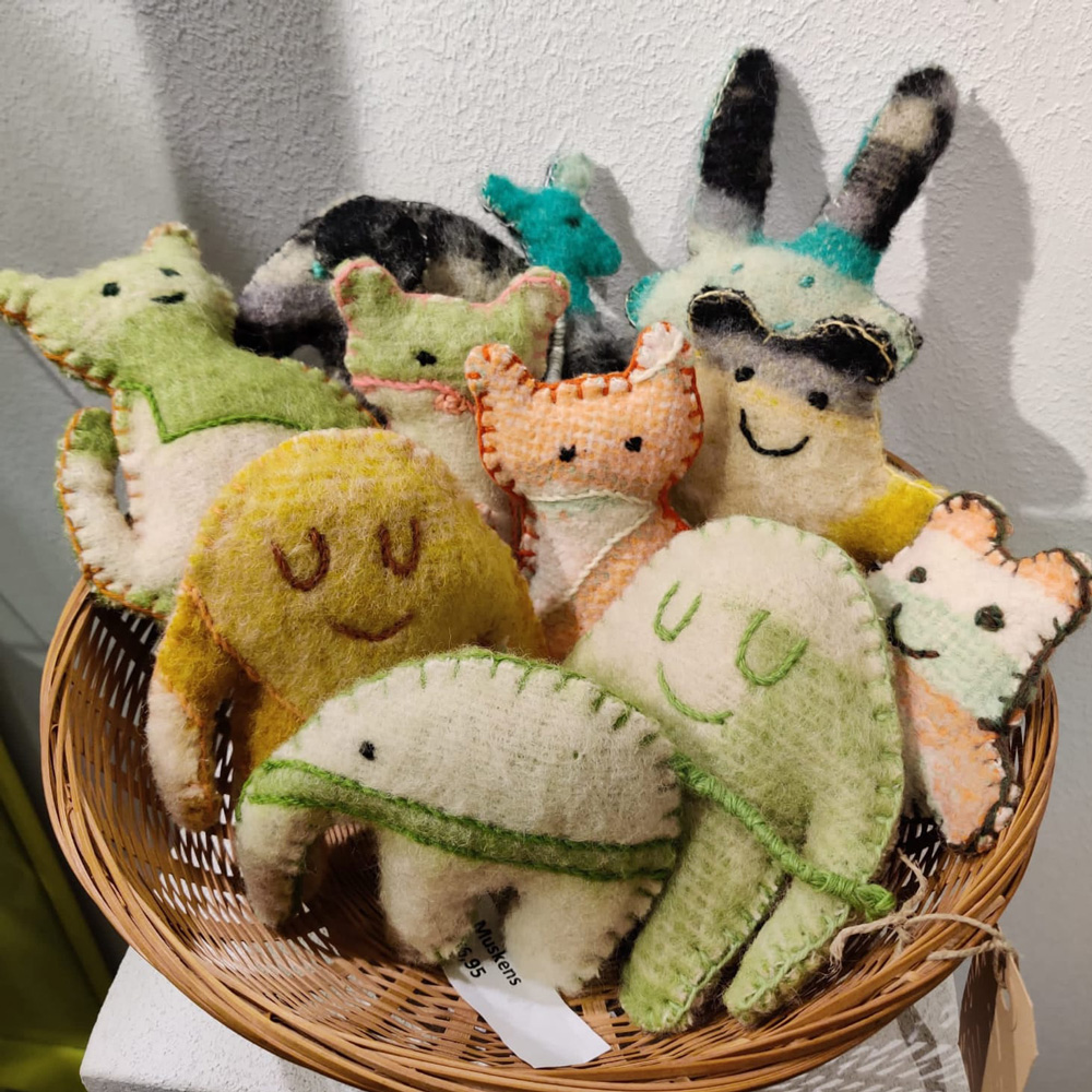 een mand met diverse zachte knuffelbeestjes