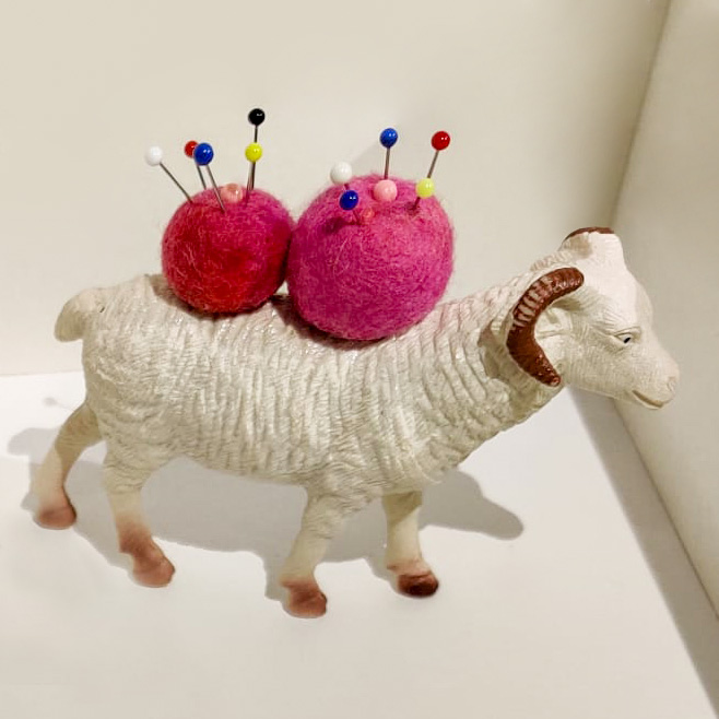 plastic schaap met speldenkussen op zijn rug