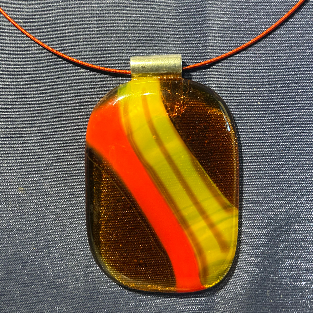 Glazen hanger voor aan een ketting met een oranje en een gele baan