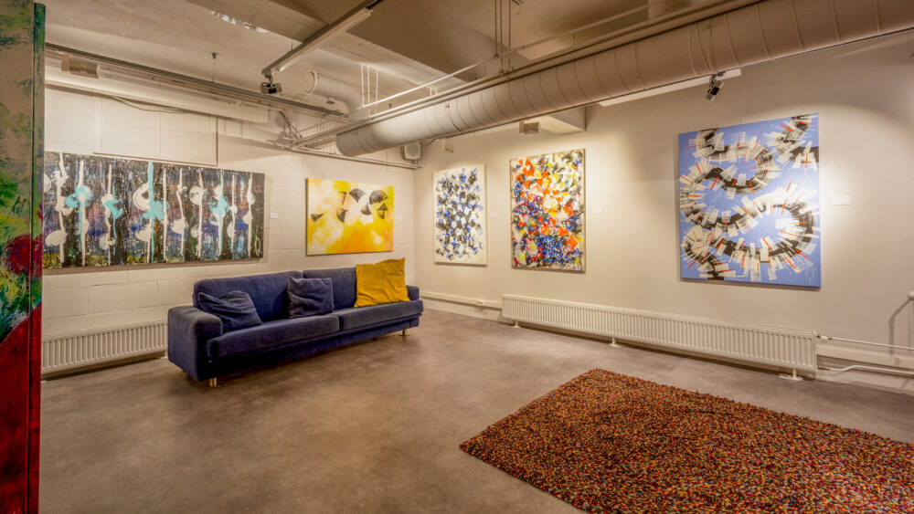expositieruimte met schilderijen van Ruud Koenders