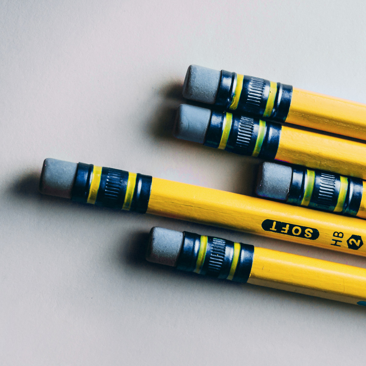 vijf gele potloden met een geel gummetje