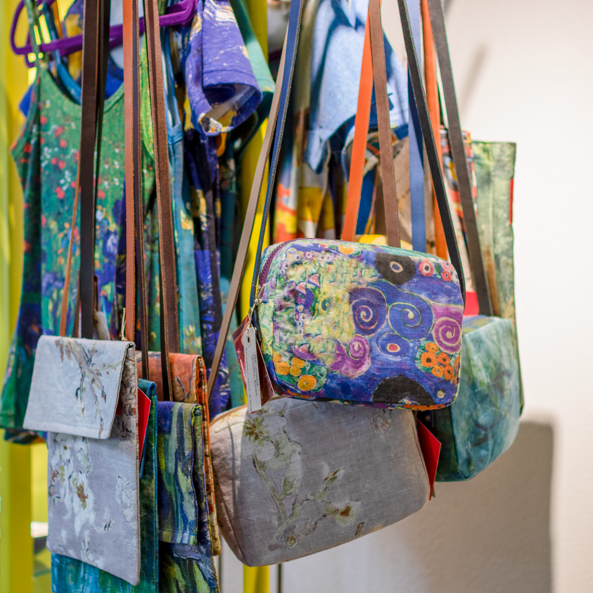 Diverse kleurrijke tassen handgemaakt van stof geprint met bekende schilderijen