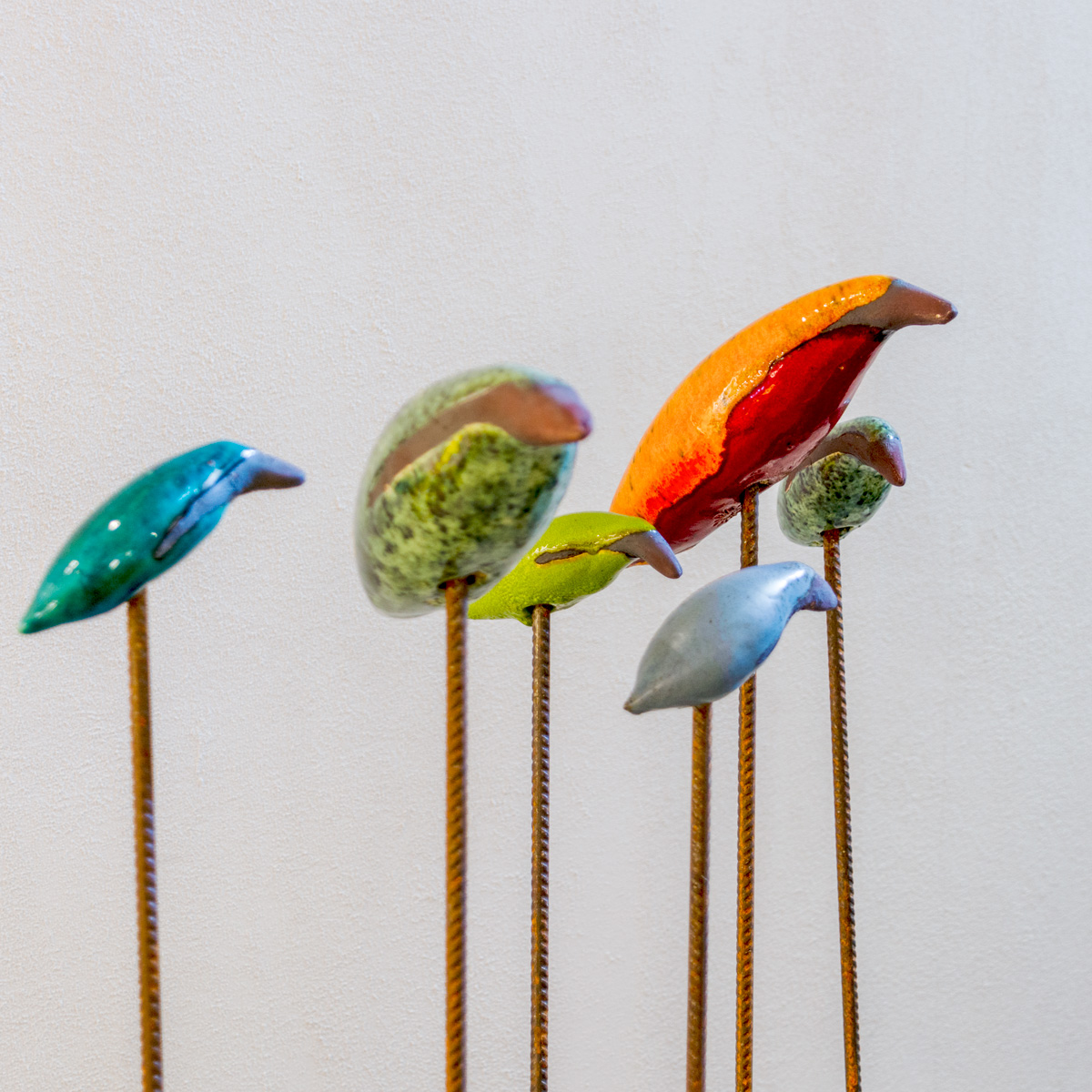 Kleurrijke vogels op een standaard