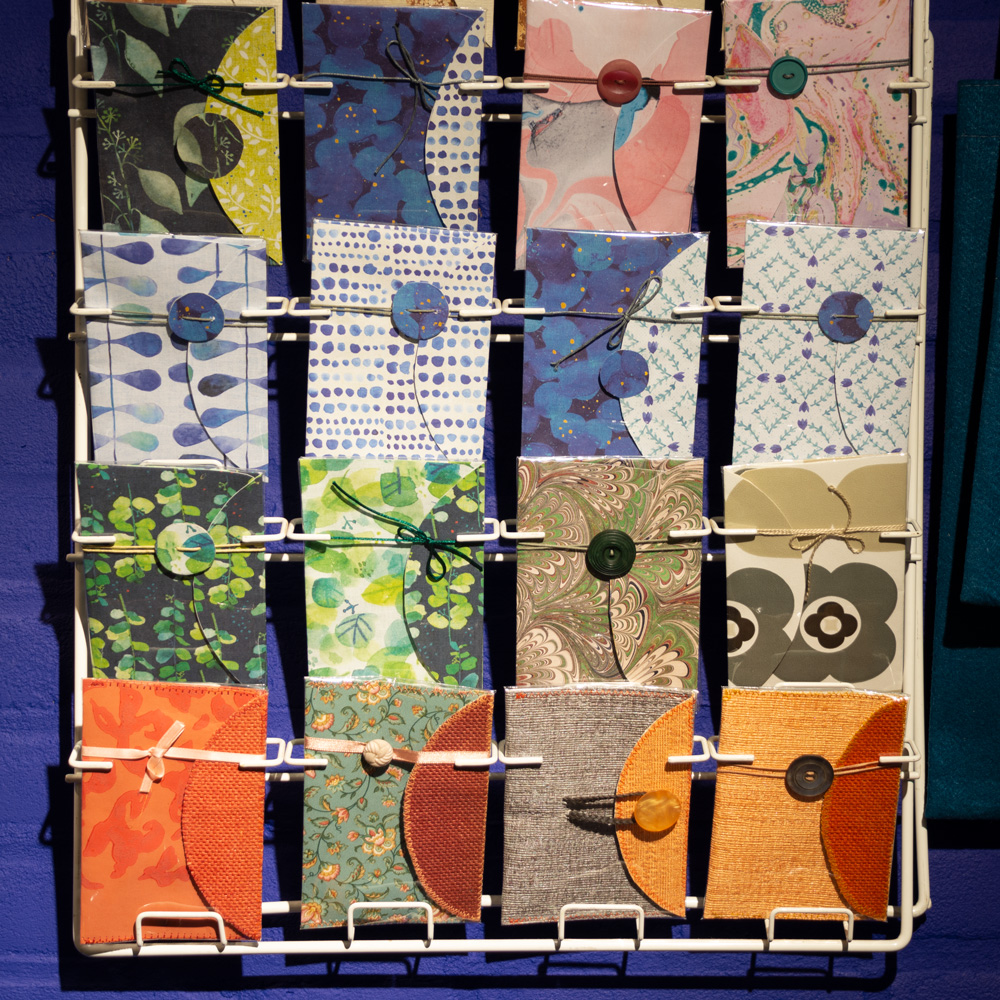 rek met diverse handgemaakte enveloppen in diverse kleuren en patronen