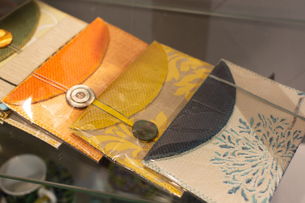 vier cadeau-enveloppen met een knoop liggen op een glazen plaat