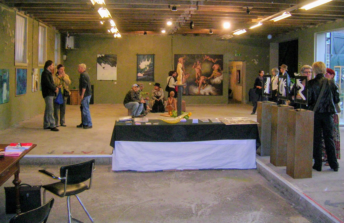 Expositieruimte met schilderijen en ruimtelijk werk