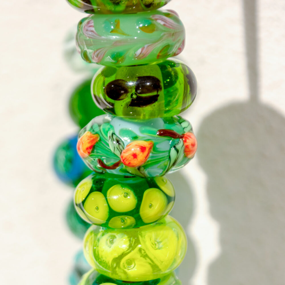 groene kralen met decoratie - close-up