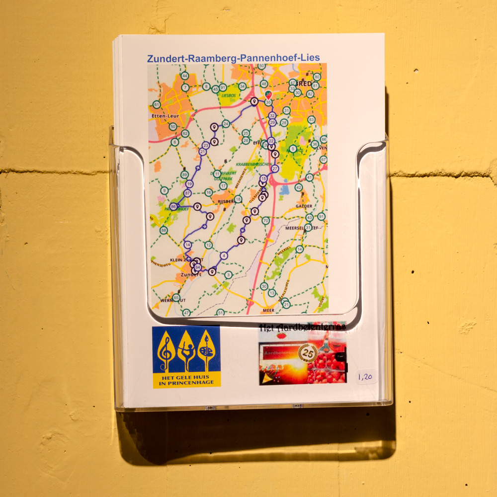 Houder met diverse plattegronden van fietsroutes