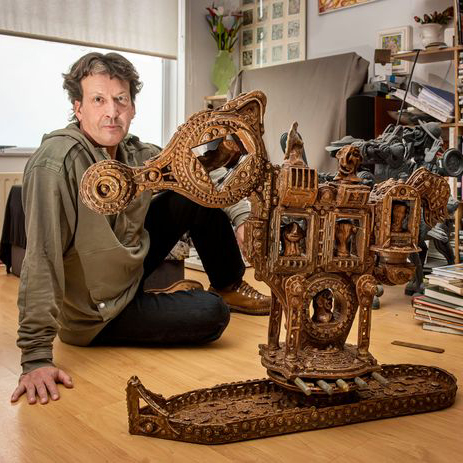 Kunstenaar paul Hermans met een van zijn beelden
