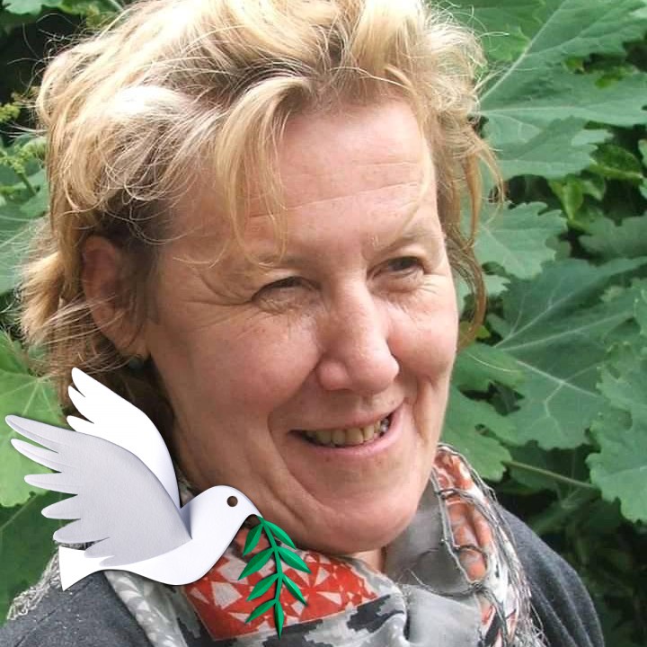 Hanneke Adelaar met een vredesduif