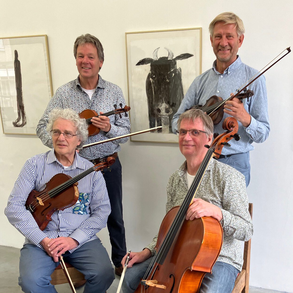 Vier mannen met elk een intrument in hun handen: violen, altviool en violoncello