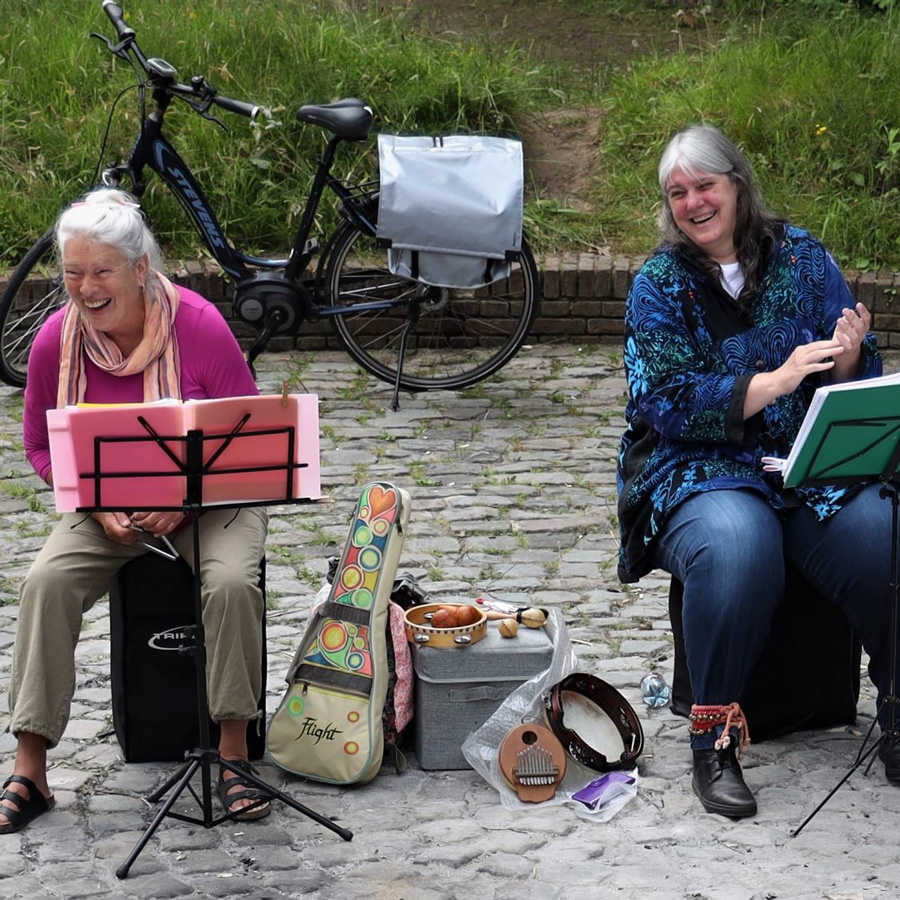 Twee vrouwen in een park met allerlei instrumenten