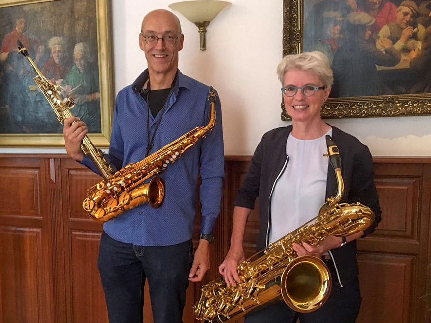 Bert Haan en Laetitia Hage met een sopraansaxofoon, een altsaxofoon en een baritonsaxofoon
