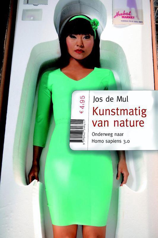 kaft van het boek Kunstmatig van nature' met foto van een barbiepop in een doos. Boek is geschreven door Jos de Mul. 