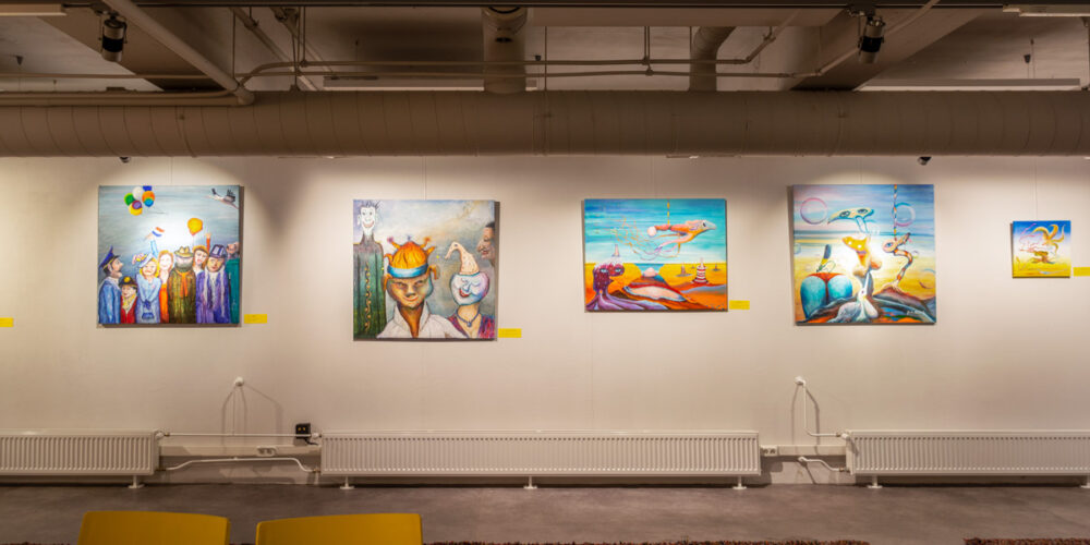 muur met vijf kleurrijke schilderijen van Jan Detrie