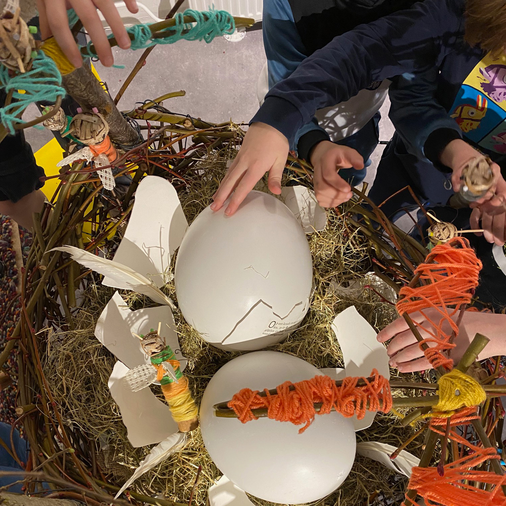 kinderen leggen eieren in een nest