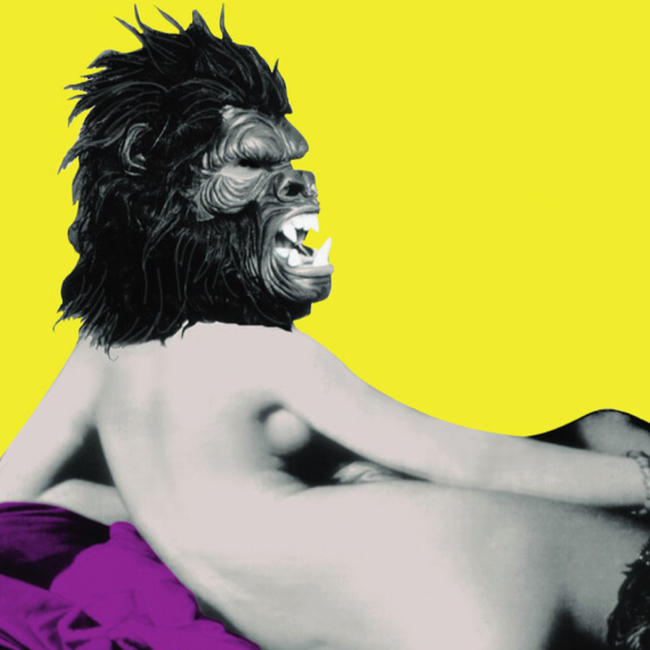 naakte vrouw met een gorilla masker