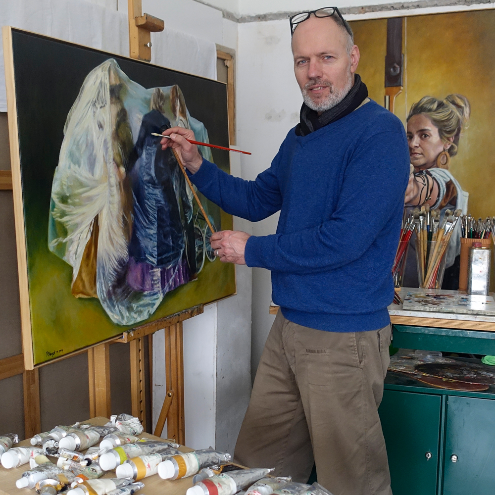 kunstenaar Peter Hengst schildert in zijn atelier op een doek