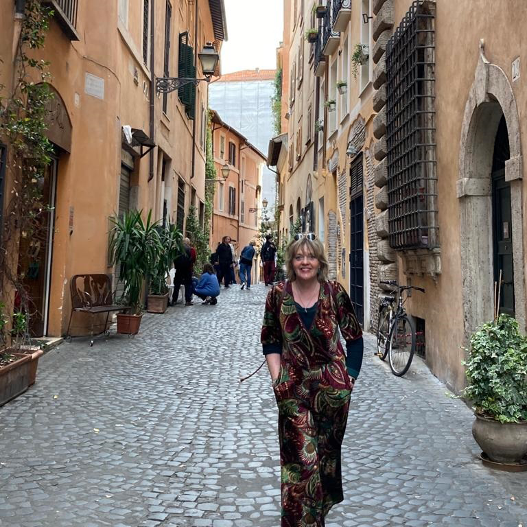 Mirjam Gouweloos loopt in een straat in Rome
