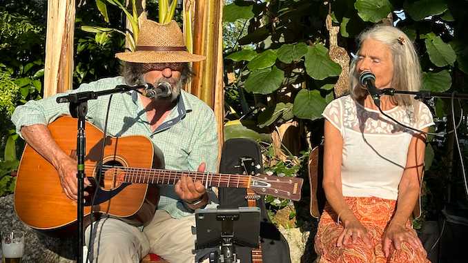 Man met gitaar en vrouw die zingt