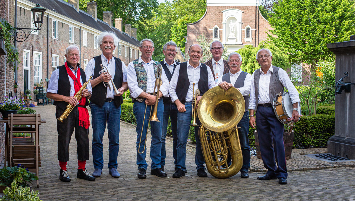 Leden Jazzband High Five Plus in het begijnhof van Breda