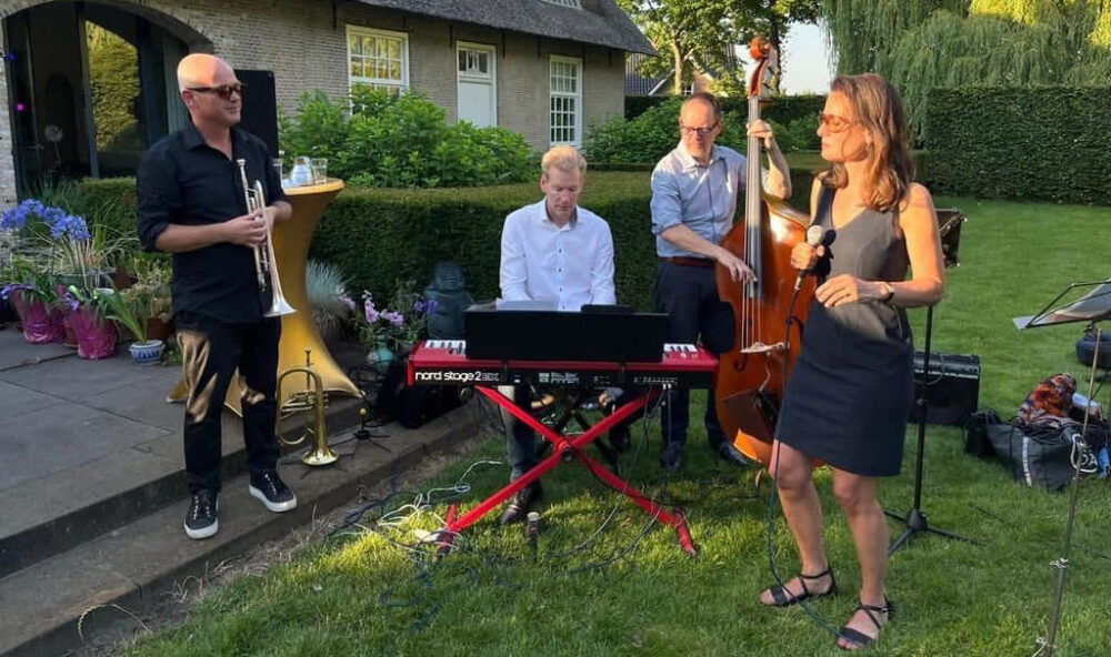 jazzformatie Fluide treedt op in een tuin