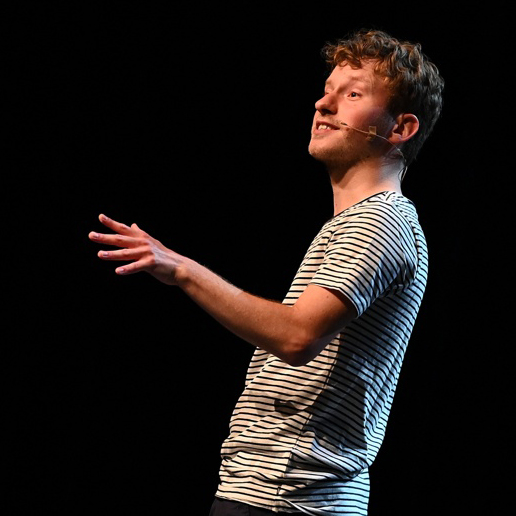 cabaretier Floris Molenaar praat op een podium